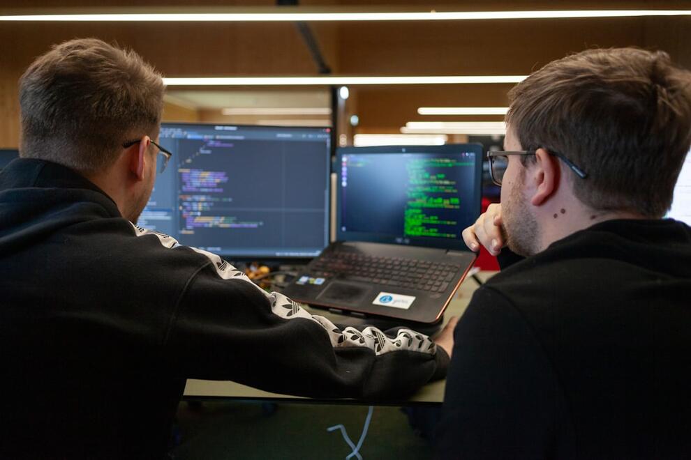 Когда Python пишет сам: Реальные истории про AI-ассистентов для программистов